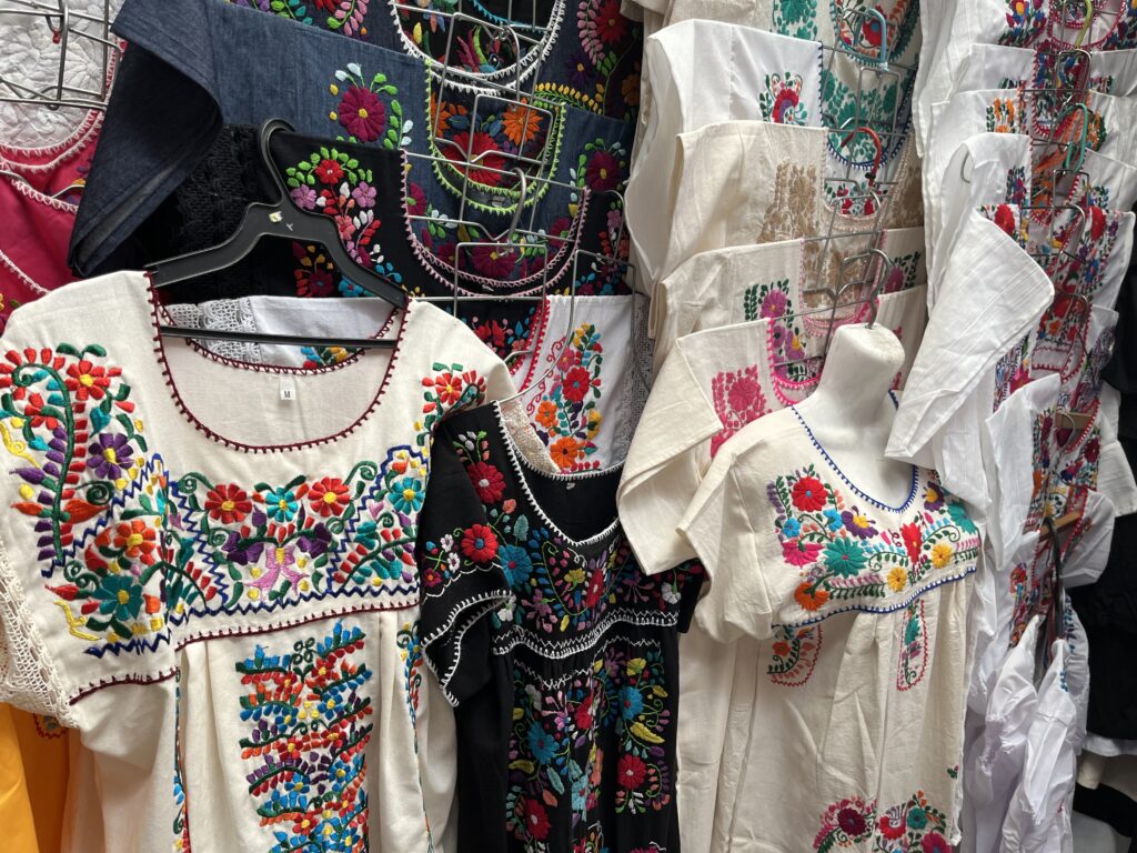 メキシコの刺繍入り伝統衣装ウイピル