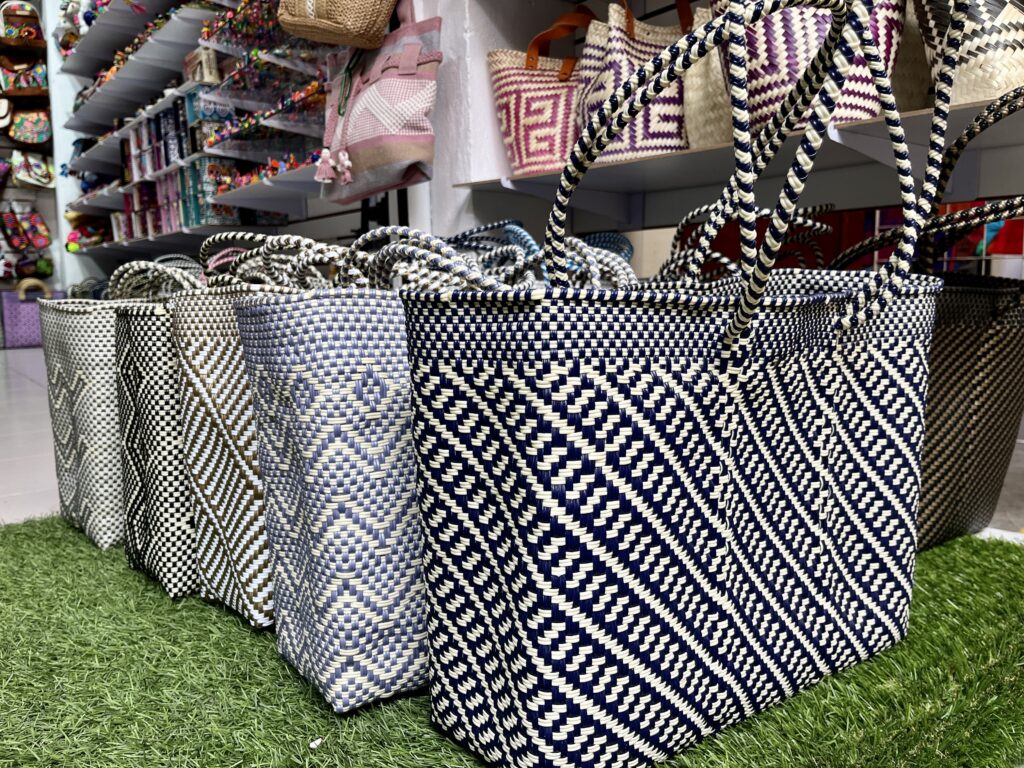 メキシコのナイロン紐で編まれたお買い物バッグ「メルカドバッグ」