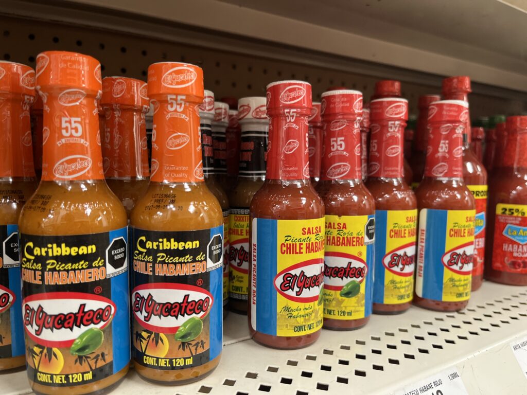 スーパーの売り場に並ぶサルサソース
