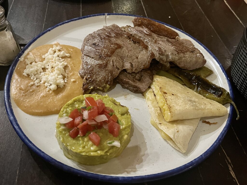 付け合わせがワカモレやサボテンのメキシカンステーキ