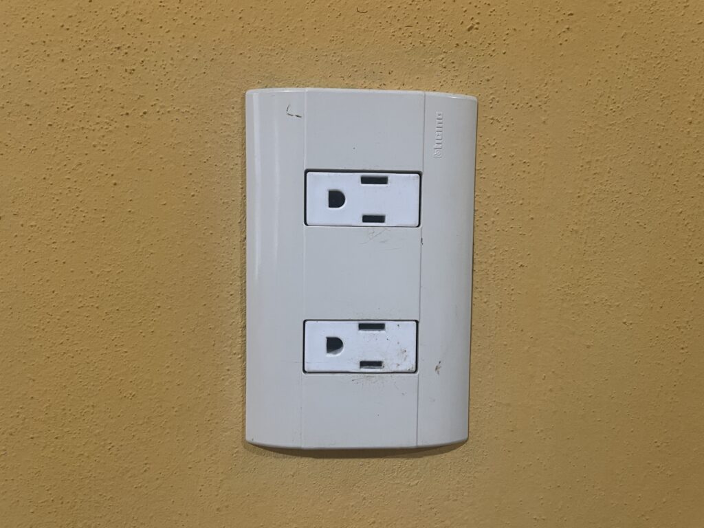 メキシコのコンセント入り口