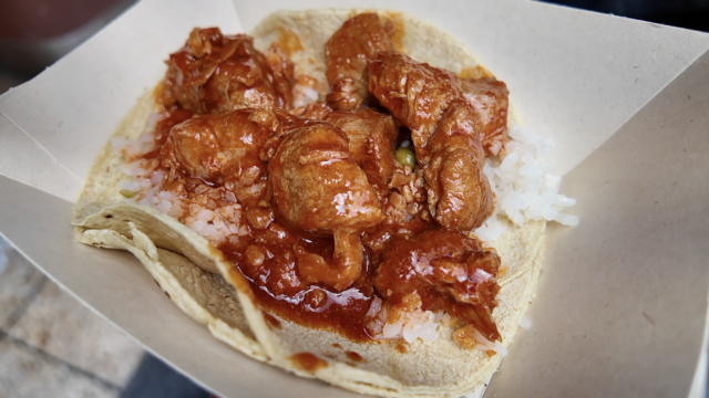 Macizaと言う豚肉をメキシコの乾燥チリなどで煮込んだシチューのTacos guisado